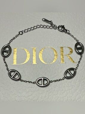Elegant Bracelet in Silvertone